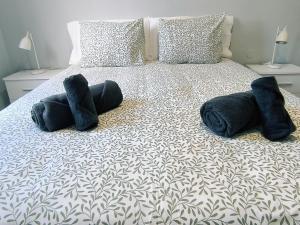 ein Bett mit zwei Kissen darauf in der Unterkunft Amelia Cancajos - Confort Piscina y Playa cerca in Breña Baja + 13 Fotos