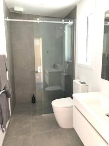 Koupelna v ubytování The Claim Accommodation + 34 fotografií