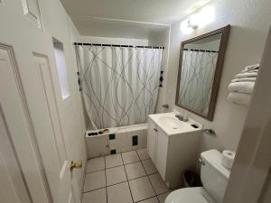 Koupelna v ubytování Economy Inn Paso Robles