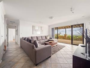 una sala de estar con un sofá y una mesa en Ocean Views - Refined Hilltop Residence by the Sea, en Yallingup