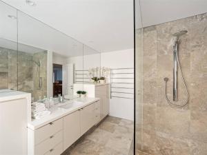 Un baño blanco con ducha y lavabo. en Ocean Views - Refined Hilltop Residence by the Sea, en Yallingup 33 fotos más