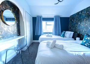 Postel nebo postele na pokoji v ubytování Bright & Airy 4x Bed House with Parking