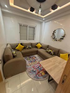 a living room with a couch and a table at Appartement traditionnel très moderne in Marrakech