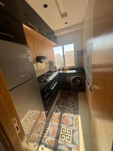 a kitchen with a stove and a tile floor at Appartement traditionnel très moderne in Marrakech