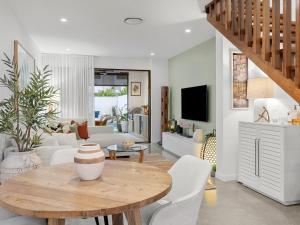 TV/trung tâm giải trí tại 3 Bed Coastal Escape, Pool, 1 Minute walk to Beach