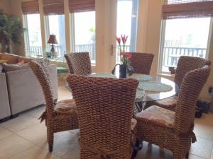 un soggiorno con tavolo, sedie e divano di The Sandy Cork Home a Bolivar Beach