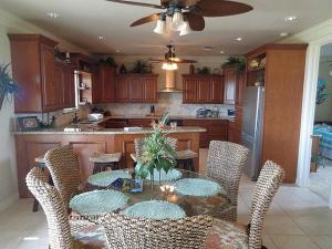 una cucina con tavolo e sedie in una cucina di The Sandy Cork Home a Bolivar Beach