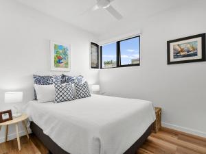 Giường trong phòng chung tại 3 Bed Coastal Escape, Pool, 1 Minute walk to Beach +9 ảnh