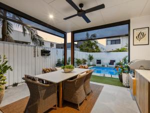 Hồ bơi trong/gần 3 Bed Coastal Escape, Pool, 1 Minute walk to Beach