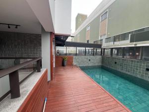 a swimming pool in the middle of a building at Queridinho da praia de palmas in Governador Celso Ramos