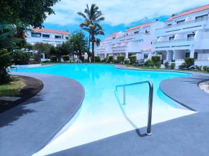ein Schwimmbad vor einem Gebäude in der Unterkunft Amelia Cancajos - Confort Piscina y Playa cerca in Breña Baja