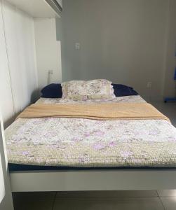 Apartamento 01 Quarto Taguatinga, Aguas Claras في أغواس كلاريز: سرير في غرفة بيضاء مع