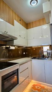 Η κουζίνα ή μικρή κουζίνα στο One-of-a-Kind Ocean view Haven-Jacuzzi, Massage Chair & Stunning Vista