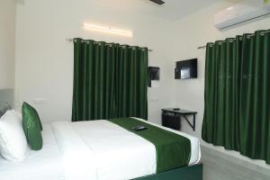 Un pat sau paturi într-o cameră la Skytouch Residency, Sholinganallur