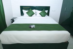 Un pat sau paturi într-o cameră la Skytouch Residency, Sholinganallur +5 fotografii