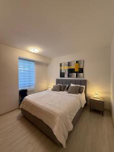 Ένα ή περισσότερα κρεβάτια σε δωμάτιο στο Moderno Apartamento Equipado en Los Palos Grandes - Caracas