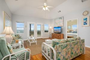 un soggiorno con due divani e una TV di Lotz A View Home a Bolivar Beach