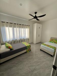 Postel nebo postele na pokoji v ubytování Runway Retreat by the Mountains