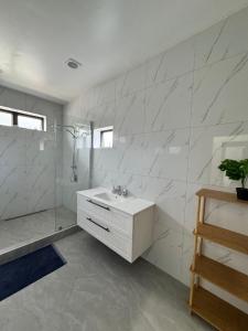 Koupelna v ubytování Runway Retreat by the Mountains + 21 fotografií