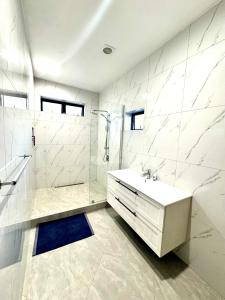 Koupelna v ubytování Runway Retreat by the Mountains