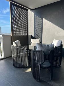 un balcon avec une table et des chaises sur un immeuble dans l'établissement Avalon Maroochydore, à Maroochydore