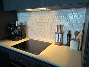 une cuisine avec un comptoir avec une cuisinière et un four dans l'établissement Avalon Maroochydore, à Maroochydore