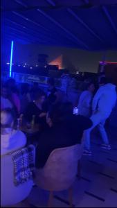Elite Paradise Pyramids View في القاهرة: مجموعة من الناس يجلسون في غرفة في حفلة