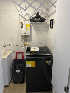 Habitación con nevera y cubo de basura en La mejor experiencia: ubicación y comodidad, en Ibagué