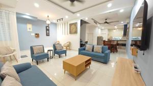 TV a/nebo společenská místnost v ubytování Ocean 25 Shamrock Beach Big Group 6 Bedroom 5 Bathroom with Pool