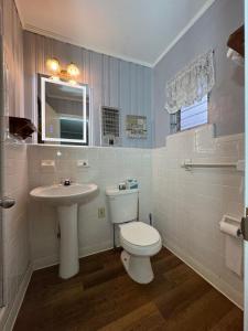 Ένα μπάνιο στο Parkview Lodge & Cabins +19 φωτογραφίες