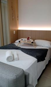 una stanza d'albergo con un letto con asciugamani sopra di Saint moritz a Brasilia