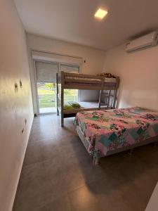 Mansão Maretti في بيرتيوغا: غرفة نوم بها سريرين بطابقين ونافذة +47 صورة