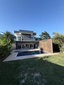 Mansão Maretti في بيرتيوغا: منزل كبير مع مسبح في الفناء