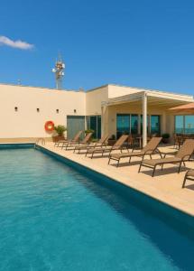 una piscina con sedie accanto a un edificio con acqua di Saint moritz a Brasilia