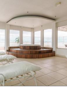 una grande camera con palco in un edificio di Saint moritz a Brasilia