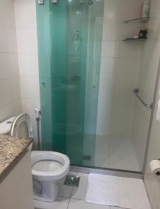 un bagno con doccia in vetro e WC di Saint moritz a Brasilia