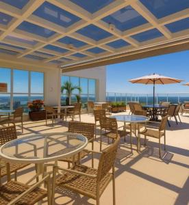 un patio con tavoli e sedie e vista sull'oceano di Saint moritz a Brasilia Altre 30 foto