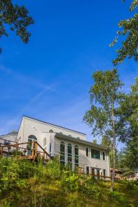 una casa in cima a una collina con alberi di The Kenai River King a Soldotna