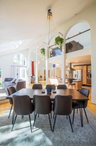 una sala da pranzo con tavolo e sedie di The Kenai River King a Soldotna