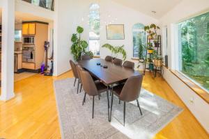 una sala da pranzo con tavolo e sedie in legno di The Kenai River King a Soldotna Altre 51 foto