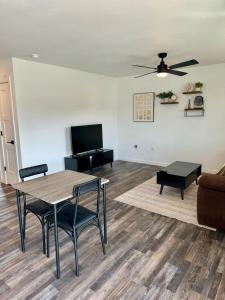 een woonkamer met een tafel en een bank bij New Cozy Apartment in Meadow Lakes