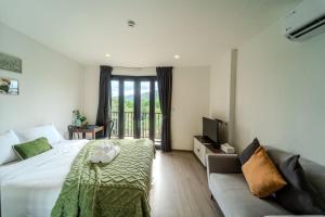 Postel nebo postele na pokoji v ubytování 1BR Designer Mountain View Condo - Central Phuket + 36 fotografií