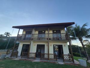 een huis met een balkon erbovenop bij Pousada do Barão in Lindóia
