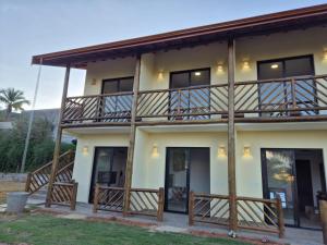 a house with a balcony and wooden railings at Pousada do Barão in Lindóia