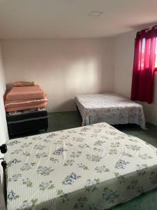 En eller flere senge i et værelse på Casa Carapibus