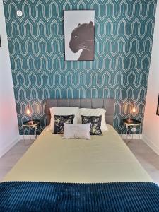 Ένα ή περισσότερα κρεβάτια σε δωμάτιο στο LES FELINS - WIFI Fibre - PARKING - PROCHE RER D +14 φωτογραφίες