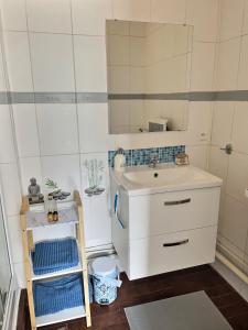 Η κουζίνα ή μικρή κουζίνα στο LES FELINS - WIFI Fibre - PARKING - PROCHE RER D