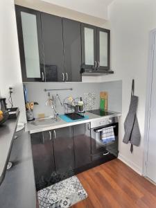 Η κουζίνα ή μικρή κουζίνα στο LES FELINS - WIFI Fibre - PARKING - PROCHE RER D