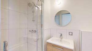 ユナングにあるRiver Residenz Basel&Huningueのシャワー、洗面台、鏡を備えたバスルーム
