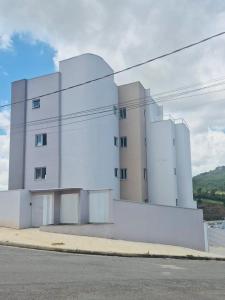 a white building on the side of a street at Charmoso Duplex com Jacuzzi in Poços de Caldas +19 photos